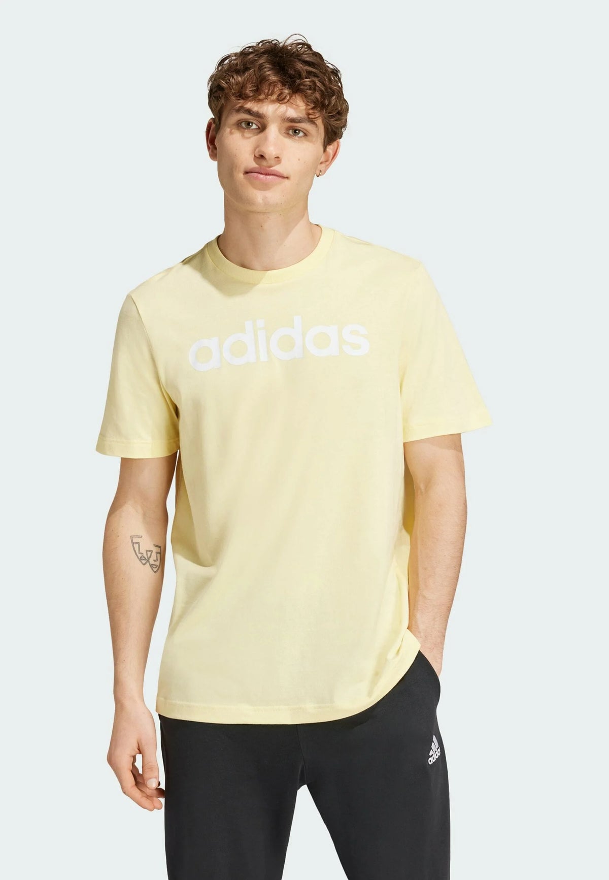 Adidas ESSENTIALS SINGLE LINEAR EMBROIDERED